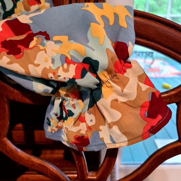 💋💋💋Trendy gorgeous blouse! I need a smaller size.💋💋💋 - Picture 4 of 5